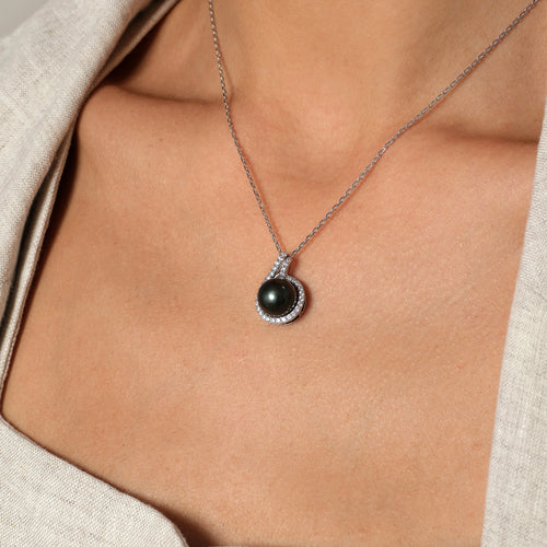 Aura Pearl PLN0101-SW Tahitian pearl pendant necklace worn