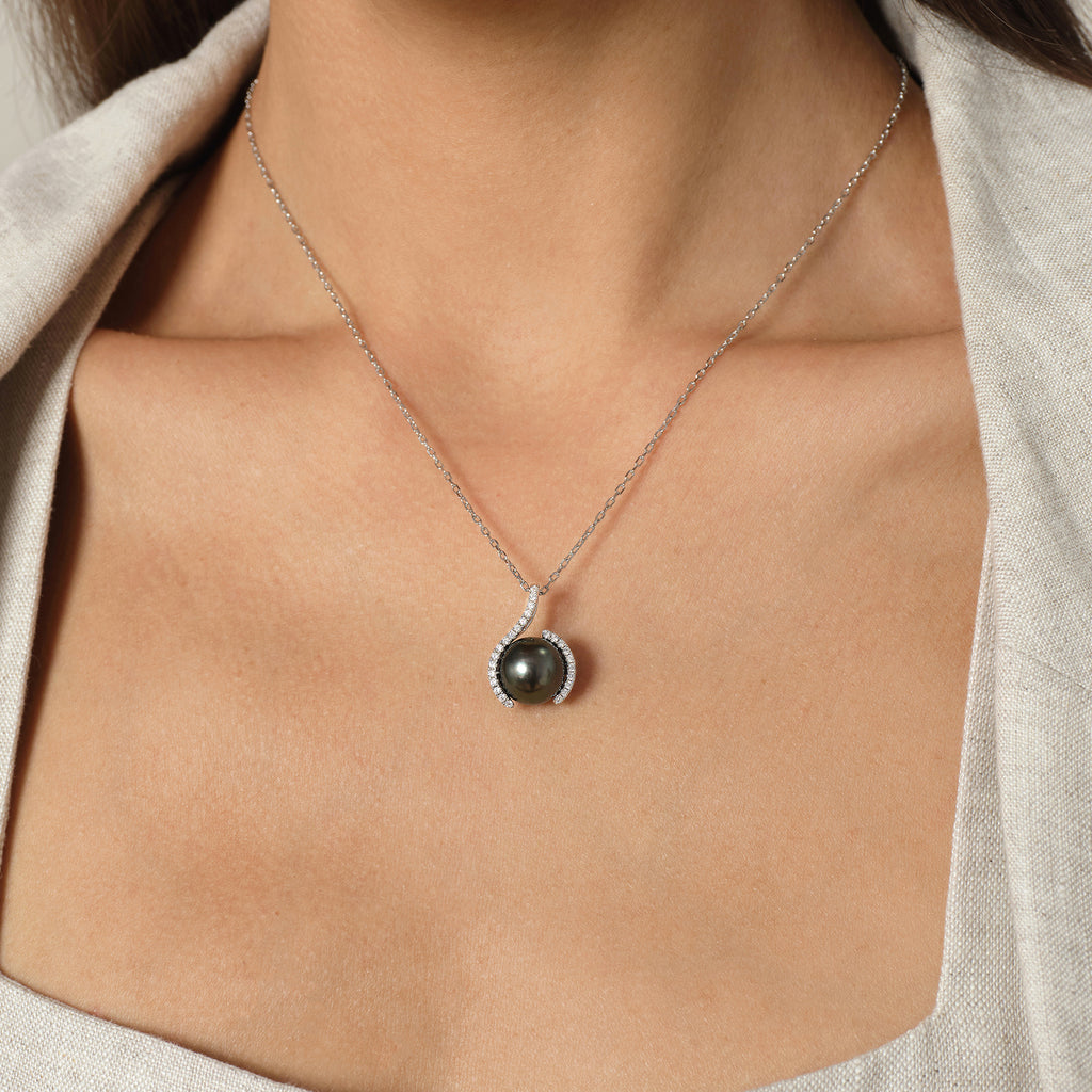 Aura Pearl PLN0341-SW Tahitian pearl pendant necklace worn