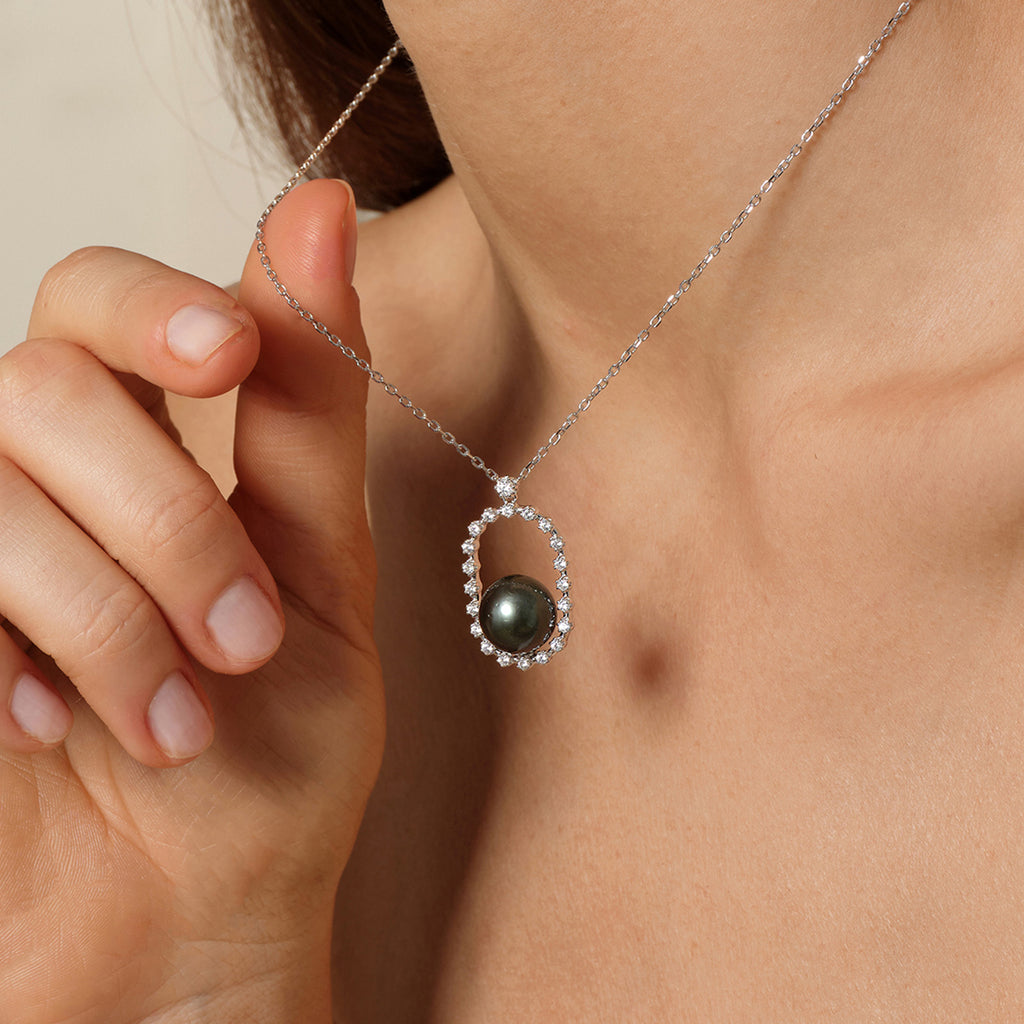 Aura Pearl PLN0884-SW Tahitian pearl necklace lifestyle view