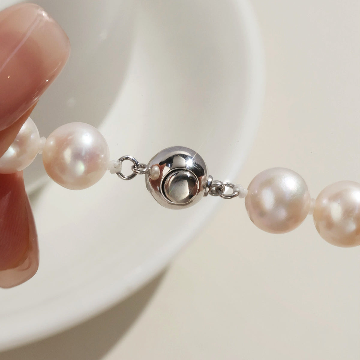Detail view of the 8.0-9.0mm freshwater pearl strand necklace
