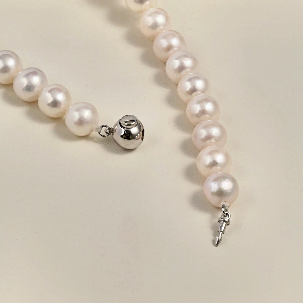 Model wearing the 8.0-9.0mm freshwater pearl strand necklace